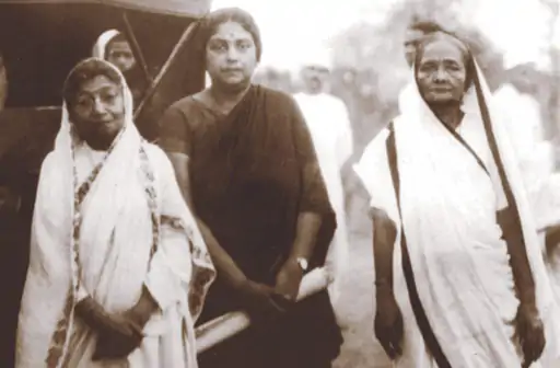 Ameena Tyabji, Kamaladevi Chattopadhyay, and Kasturba Gandhi at Sabarmati Ashram, March 1930. - Credit bhaskarenglish.in