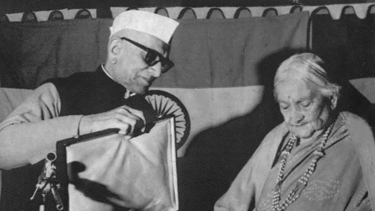 Prime Minister Morarji Desai presenting the National UNESCO Award for 1977 to Kamaladevi Chattopadhyay in New Delhi on December 18, 1977. | Photo Credit: The Hindu Archives